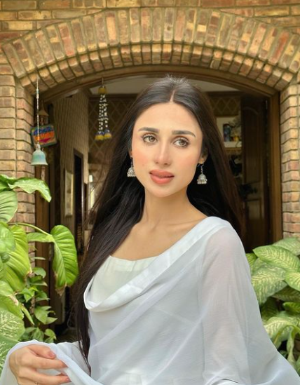MASHAL KHAN LOOKS SO BEAUTIFUL AND YOUNG IN WHITE SAREE